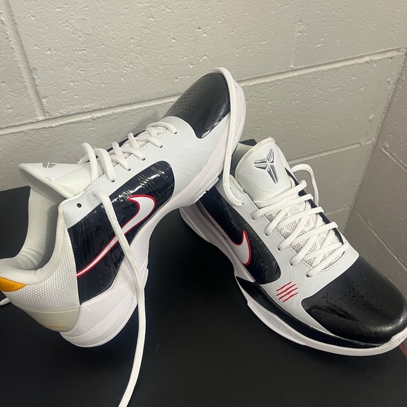Kobe 5 protro Bruce lee’s. Only worn a couple times. Basically brand new!